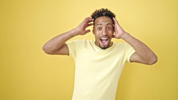 Hombre Afroamericano Pie Con Expresión Sorpresa Sobre Fondo Amarillo Aislado — Vídeo de stock