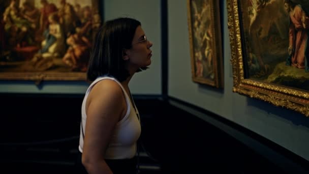 Ung Vacker Latinamerikansk Kvinna Besöker Konstgalleri Konstmuseet Wien — Stockvideo