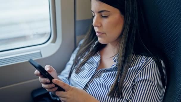 Młoda Piękna Latynoska Kobieta Pomocą Smartfona Siedzi Wewnątrz Wagonu Kolejowego — Wideo stockowe