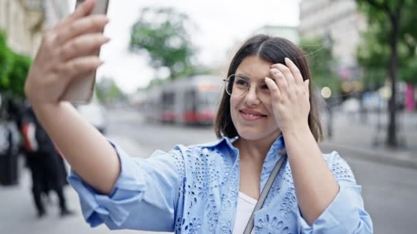 Genç Güzel Spanyol Kadın Viyana Sokaklarında Akıllı Telefonuyla Selfie Çekiyor — Stok video