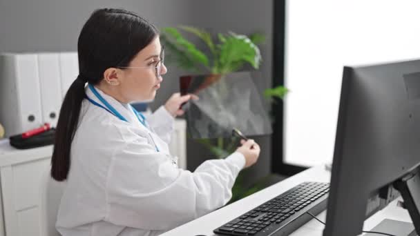 Jovem Hispânico Mulher Médico Consulta Line Mostrando Xray Clínica — Vídeo de Stock