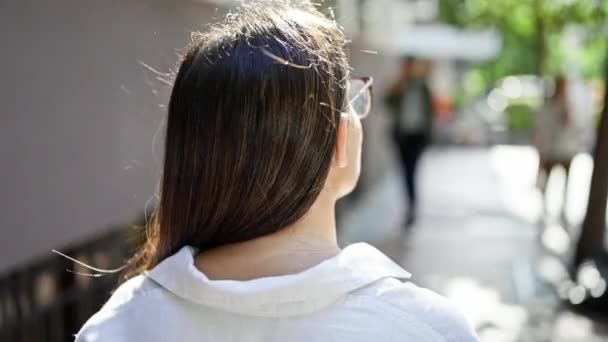 Jonge Mooie Spaanse Vrouw Loopt Weg Straten Van Madrid — Stockvideo