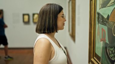 Güzel İspanyol bir kadın Viyana 'daki Albertina Müzesi' nde sanat galerisini ziyaret ediyor.