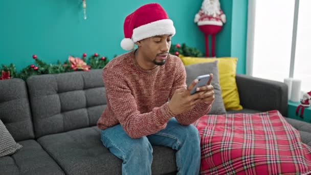 Afrikansk Amerikan Man Bär Jul Hatt Med Hjälp Smartphone Upprörd — Stockvideo