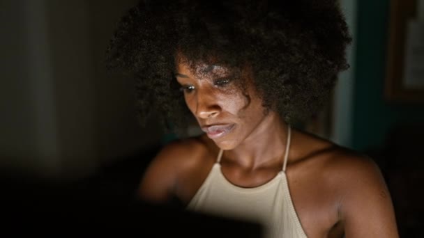 Afrikansk Amerikansk Kvinde Business Arbejdstager Ved Hjælp Computer Stresset Kontoret – Stock-video