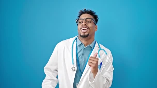 Африканский Американец Доктор Улыбается Уверенно Танцуя Изолированном Синем Фоне — стоковое видео
