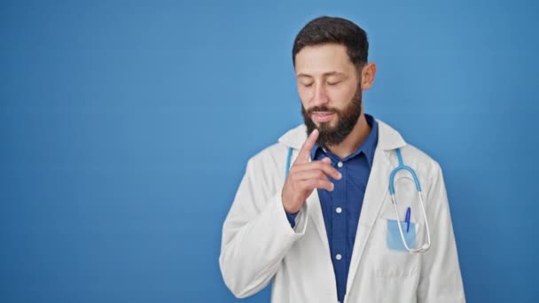 Junger Hispanischer Arzt Bittet Schweigen Über Isolierten Blauen Hintergrund — Stockvideo