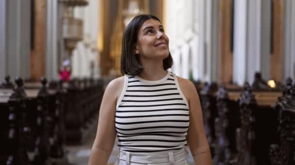 Ung Vacker Latinamerikansk Kvinna Besöker Kyrkan Augustinian Church Wien — Stockvideo