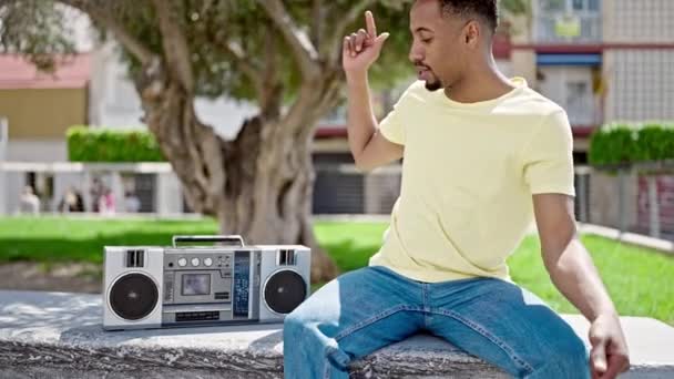 Africano Americano Homem Ouvindo Música Por Boombox Dançando Parque — Vídeo de Stock