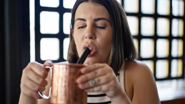 Νεαρή Όμορφη Ισπανίδα Γυναίκα Πίνει Ένα Τροπικό Κοκτέιλ Ποτό Στο — Αρχείο Βίντεο