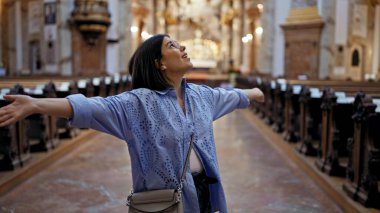 Genç ve güzel İspanyol kadın kiliseyi ziyaret ediyor. Kollarını açıp St. Karl Borromus kilisesine gidiyor. 