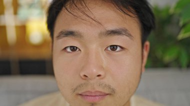  Evde rahat bir ifadeyle kanepede oturuyordum.