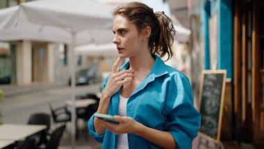 genç kadın Smartphone Sokağı'nda kullanma