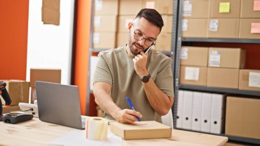 İspanyol asıllı genç bir iş adamı akıllı telefon yazma adresiyle konuşuyor.