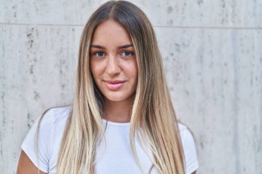 Genç, güzel, İspanyol bir kadın, kendine güvenen, izole beyaz arka planda duran.