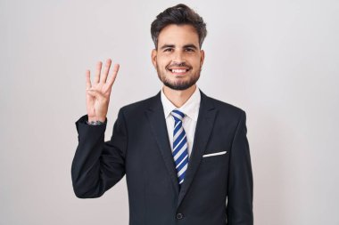 Dövmeli, takım elbiseli, kravatlı, dört numaralı parmaklarıyla işaret eden, kendinden emin ve mutlu genç İspanyol bir adam.. 