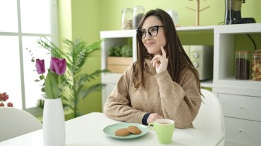 Güzel İspanyol kadın kahvaltı yapıyor. Yemek odasında masada oturuyor.