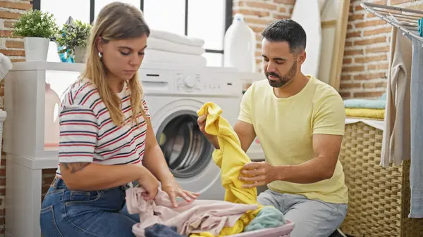 Man Woman Couple Smiling Confident Washing Clothes Laundry Room — Stock Photo, Image
