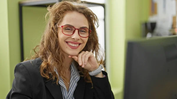 Jonge Vrouw Zakenman Met Behulp Van Computer Glimlachen Kantoor — Stockfoto