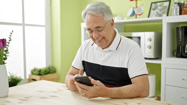 Μεσήλικας Άνδρας Γκρίζα Μαλλιά Χρησιμοποιώντας Smartphone Κάθεται Στο Τραπέζι Στην — Φωτογραφία Αρχείου
