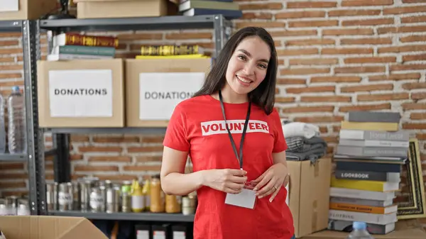 Genç Güzel Spanyol Kadın Gönüllü Gülümsüyor Yardım Merkezinde Kendine Güveniyor — Stok fotoğraf
