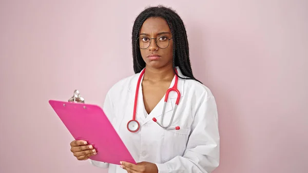 Afrikaans Amerikaanse Vrouw Dokter Lezen Document Klembord Geïsoleerde Roze Achtergrond — Stockfoto