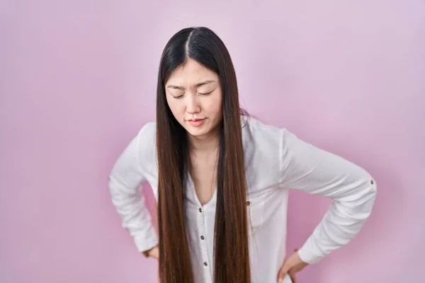 Chinês Jovem Mulher Sobre Fundo Rosa Sofrendo Dor Nas Costas — Fotografia de Stock