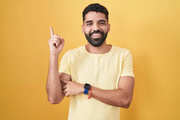 Spaanse Man Met Baard Gele Achtergrond Met Een Grote Glimlach — Stockfoto