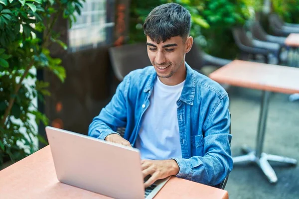 Young Hispanic Man Using Laptop Sitting Table Coffee Shop Terrace — Foto de Stock