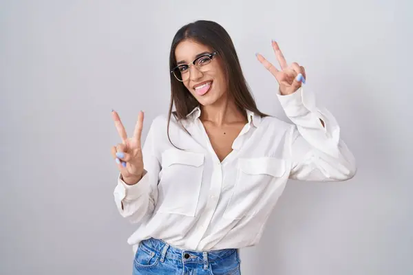 Mujer Morena Joven Con Gafas Sonriendo Con Lengua Hacia Fuera —  Fotos de Stock