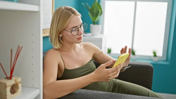 Jovem Loira Mulher Empresária Usando Smartphone Trabalhando Escritório — Fotografia de Stock
