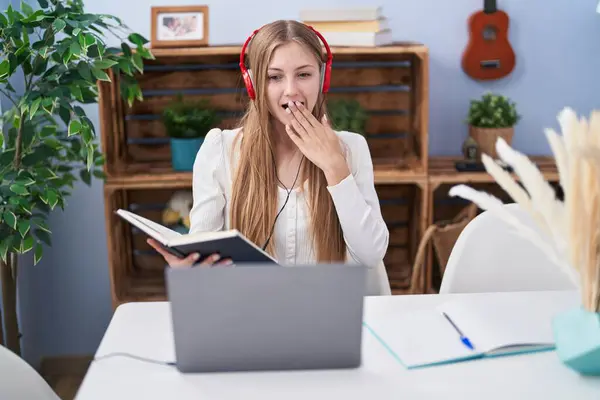 Young Caucasian Woman Studying Using Computer Laptop Covering Mouth Hand — Stock Photo, Image