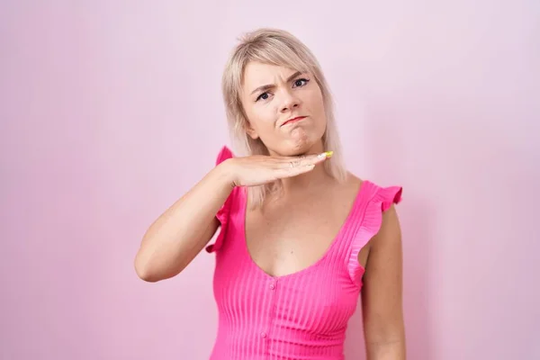 Young Caucasian Woman Standing Pink Background Cutting Throat Hand Knife — Stock Photo, Image