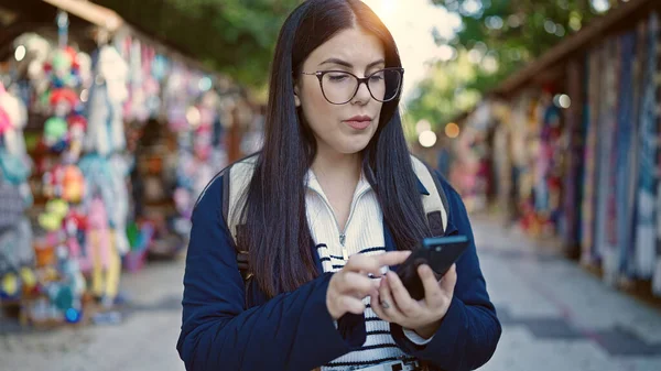 Ung Latinamerikansk Kvinna Turist Bär Ryggsäck Med Hjälp Smartphone Gatumarknaden — Stockfoto