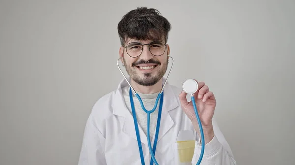 Junger Hispanischer Arzt Hält Stethoskop Über Isoliertem Weißen Hintergrund — Stockfoto