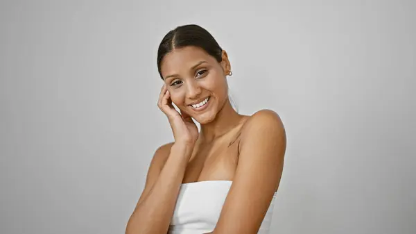 Junge Lateinische Frau Lächelt Selbstbewusst Anrührendes Gesicht Vor Isoliertem Weißen — Stockfoto