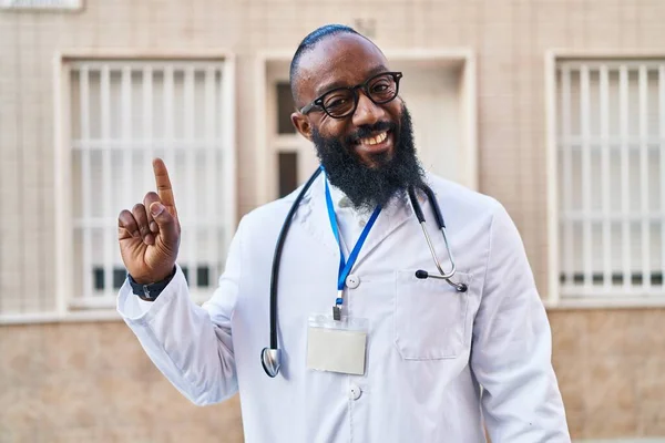 Uomo Afroamericano Uniforme Medico Stetoscopio Sorridente Con Idea Una Domanda — Foto Stock