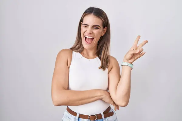 Mujer Joven Hispana Pie Sobre Fondo Blanco Sonriendo Con Cara — Foto de Stock