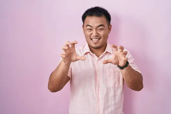 Chinese Young Man Standing Pink Background Smiling Funny Doing Claw — Stock Photo, Image