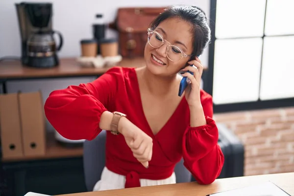 Ung Kinesisk Kvinna Företagare Talar Smartphone Tittar Titta Kontor — Stockfoto