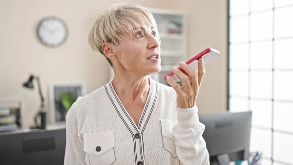 Blondine Mittleren Alters Schickt Büro Sprachnachricht Smartphone — Stockfoto