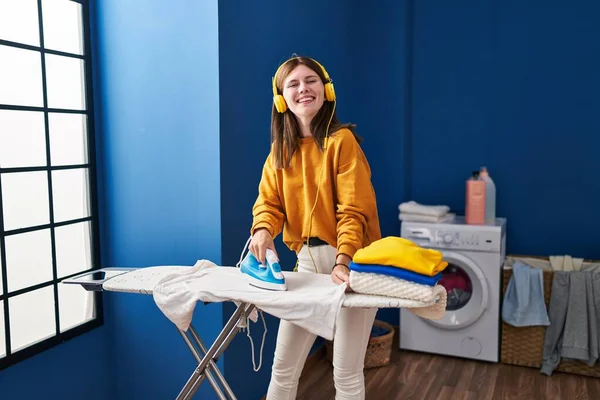 Çamaşır Odasında Müzik Dinleyen Genç Sarışın Kadın — Stok fotoğraf