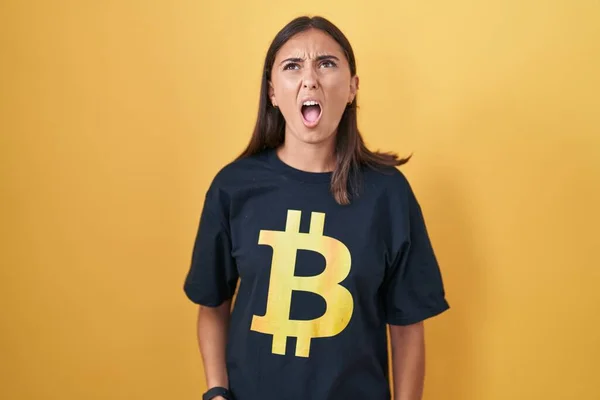 Mujer Hispana Joven Vistiendo Camiseta Bitcoin Enojado Loco Gritando Frustrado —  Fotos de Stock