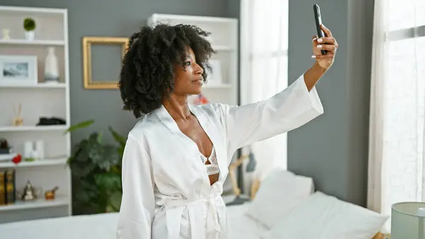 Afroamerykanka Wygląda Sexy Make Selfie Przez Smartfona Sypialni — Zdjęcie stockowe