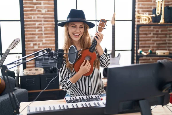 Jong Blond Vrouw Muzikant Zingen Lied Spelen Ukelele Muziek Studio — Stockfoto