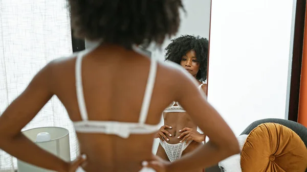 Afro Amerikalı Kadın Çamaşırı Modeli Aynaya Bakarak Evde Poz Veriyor — Stok fotoğraf