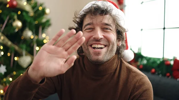 Junger Hispanischer Mann Grüßt Mit Hand Auf Sofa Weihnachtsbaum Hause — Stockfoto