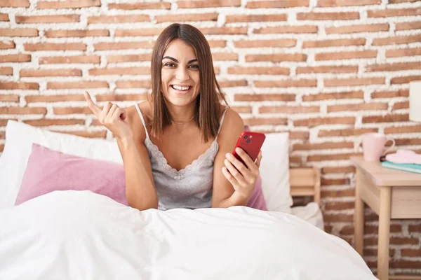 Νεαρή Ισπανόφωνη Γυναίκα Που Χρησιμοποιεί Smartphone Κάθεται Στο Κρεβάτι Στο — Φωτογραφία Αρχείου