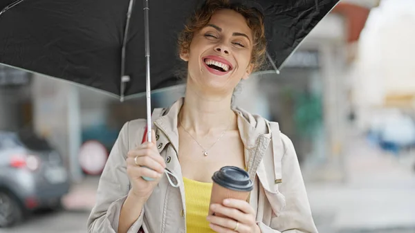 Young Woman Holding Umbrella Coffee Laughing Lot Street — Stock Photo, Image