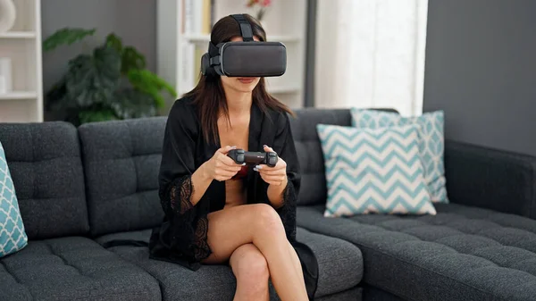年轻的高加索女人穿着内衣在家里玩电子游戏 — 图库照片